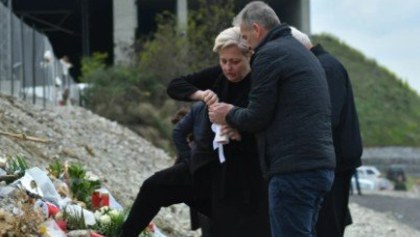 Λάρισα: Οδύνη στα Τέμπη στο μνημόσυνο για τα θύματα του σιδηροδρομικού δυστυχήματος