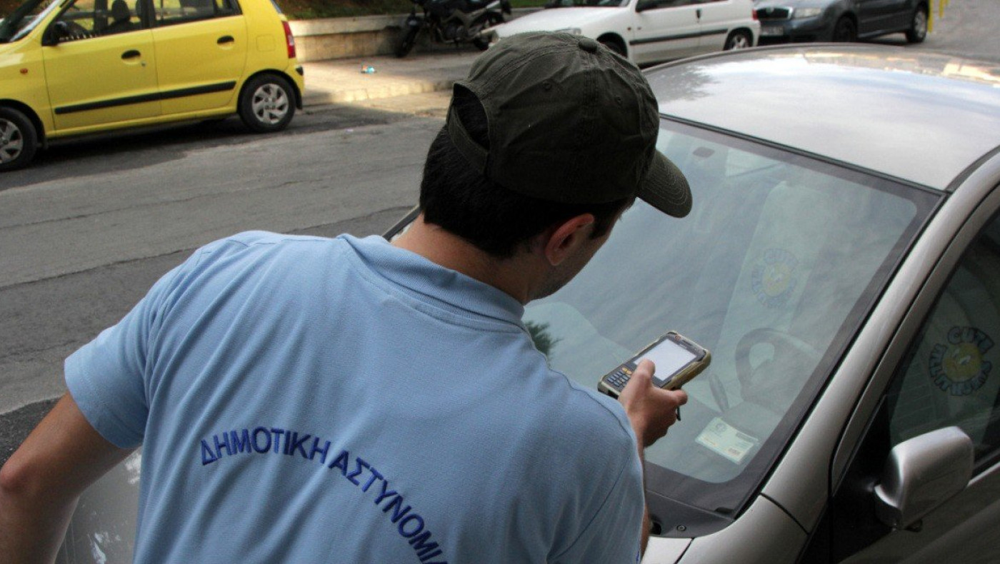 Σύλληψη στη Θεσσαλονίκη: Χτύπησε με το αυτοκίνητό του δημοτικό αστυνομικό γιατί του έκοψε κλήση