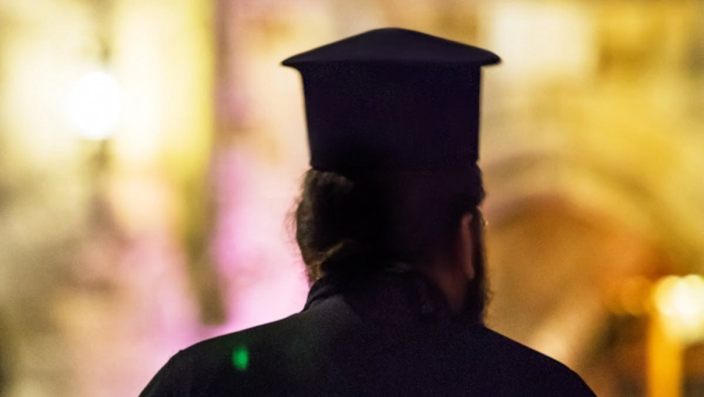 Απίστευτο: Ιερέας δάγκωσε πιστή την ώρα που εκείνη πήγε να κοινωνήσει