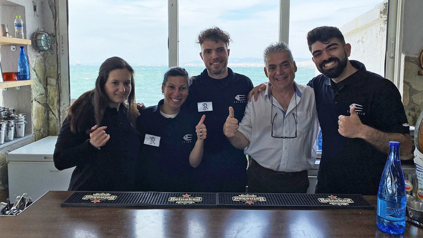 Θεσσαλονίκη: Ταβέρνα απασχολεί βαρήκοους και κωφούς ως σερβιτόρους και μάγειρες