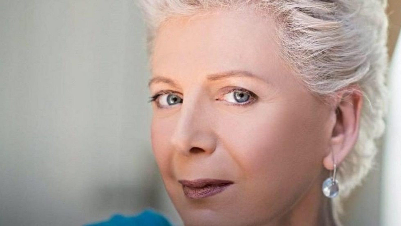 «Δεν έχει δουλέψει μια μέρα στην ζωή του…»: Φουλ επίθεση της Έλενας Ακρίτα στον Μητσοτάκη (Pic)