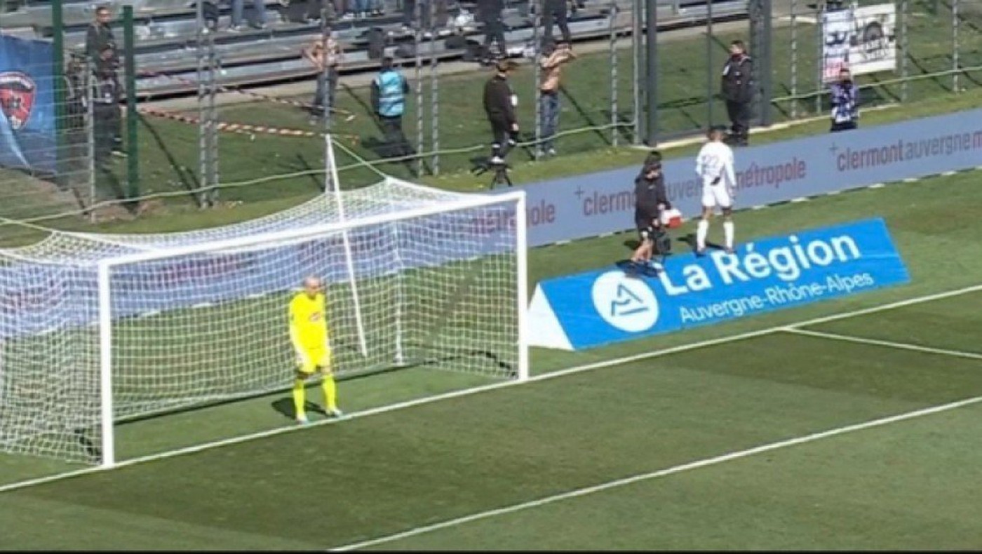 Φίλοι της Ανζέ κατέβασαν τα... παντελόνια τους για να γλιτώσουν γκολ από πέναλτι