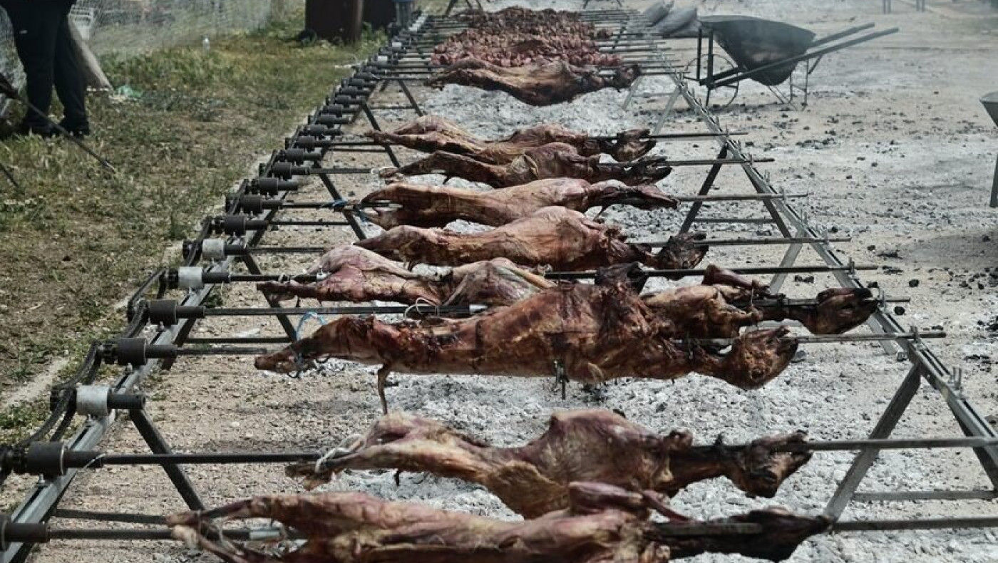 Θεσσαλονίκη: 42χρονος άρπαξε φωτιά την ώρα που έψηνε το αρνί! (VIDEO)