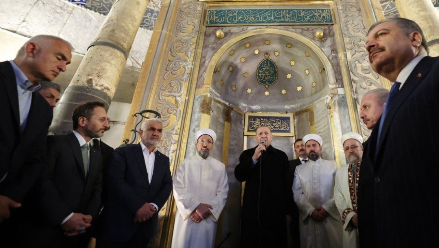 Προκλητικός ο Ερντογάν: Πήγε στην Αγιά Σοφιά για να προσευχηθεί για το Μπαϊράμι (pics)