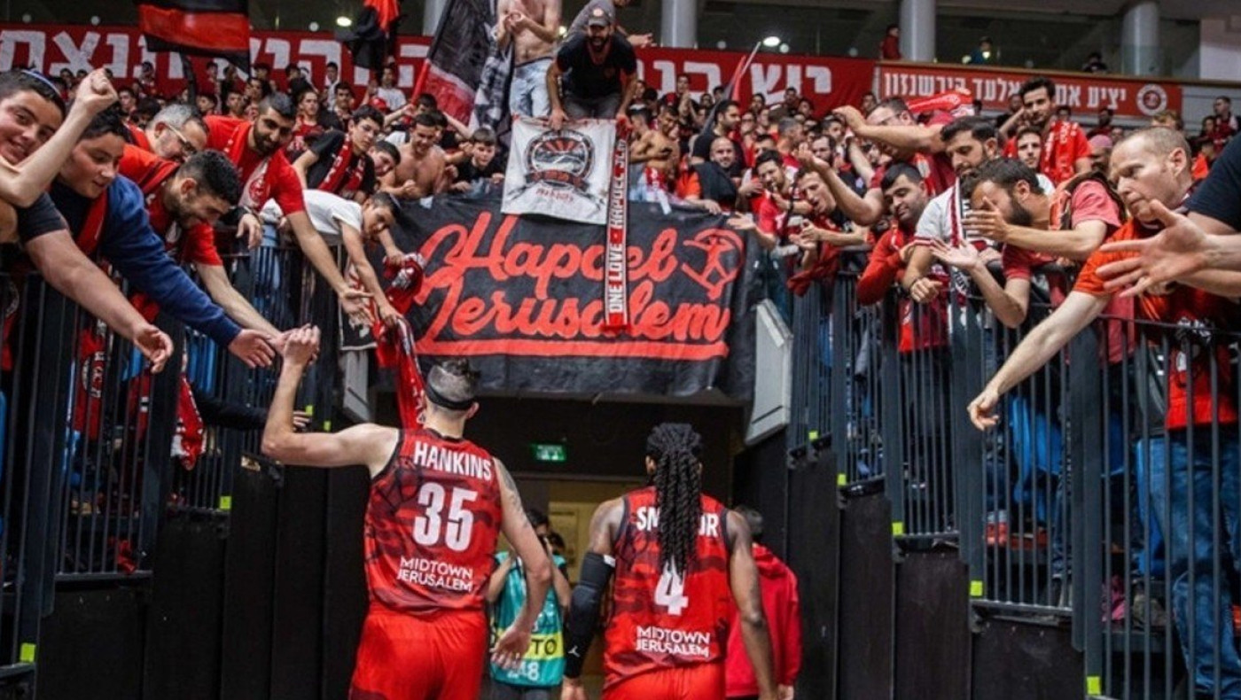 ΑΕΚ: Βεγγαλικά και κροτίδες από οπαδούς της Χάποελ στο ξενοδοχείο που έχει καταλύσει η αποστολή