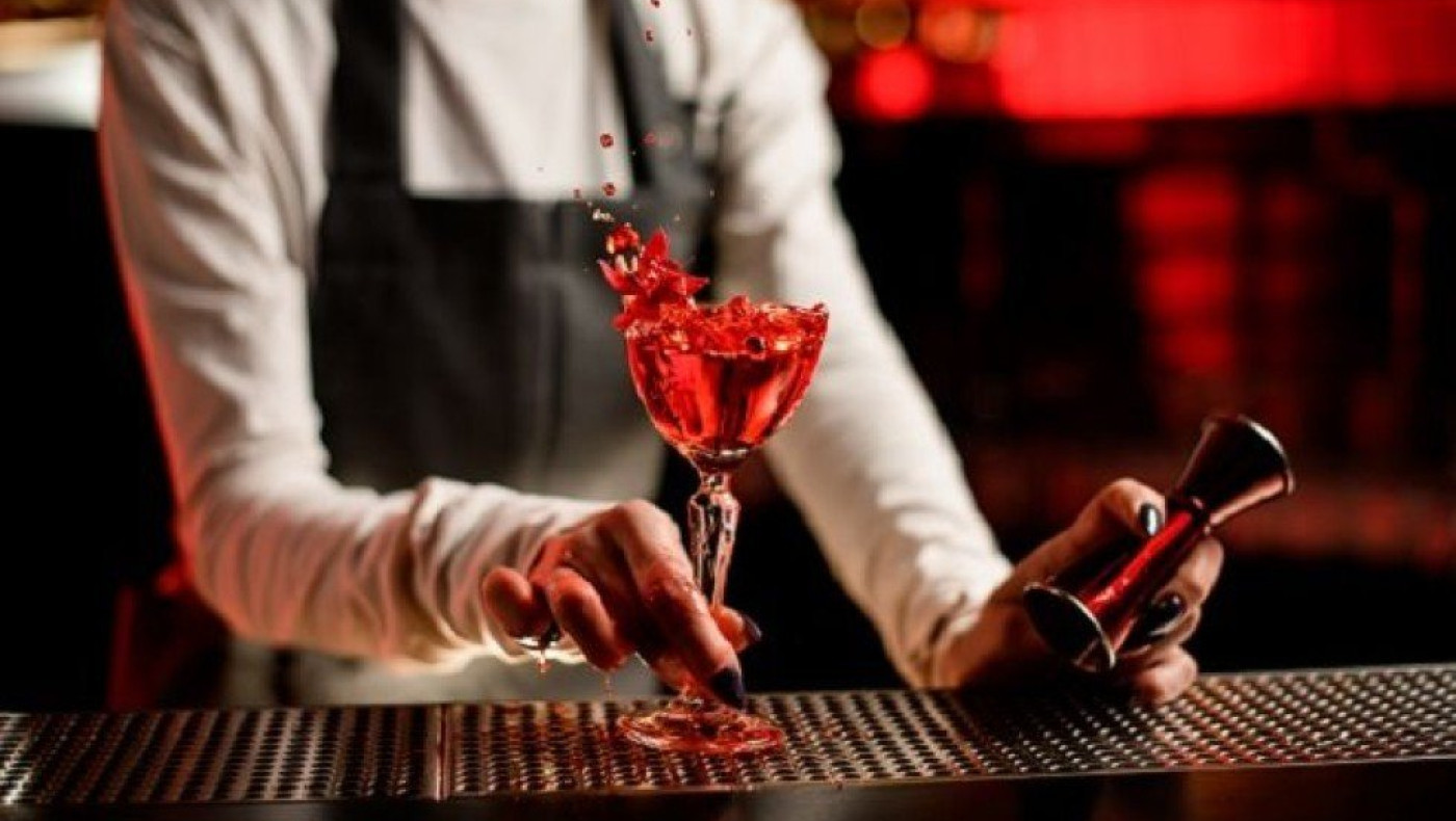 Ιαπωνία: Σερβιτόρα απολύθηκε επειδή έφτιαχνε κοκτέιλ με το αίμα της!