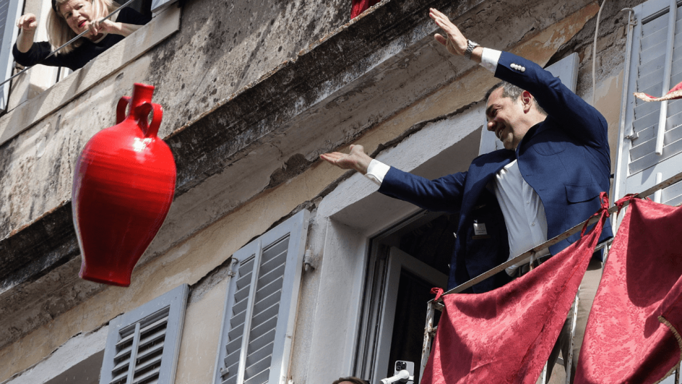 Πάσχα - Κέρκυρα: Ο Αλέξης Τσίπρας στο σπάσιμο των μπότηδων