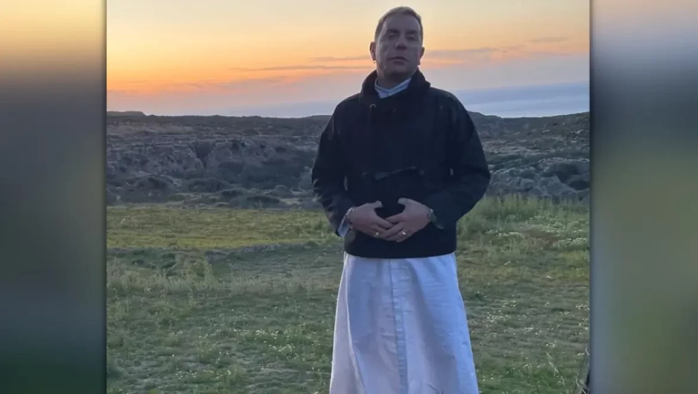 Στροφή καριέρας για τον Μαζωνάκη; Ποζάρει με λευκά... ράσα!