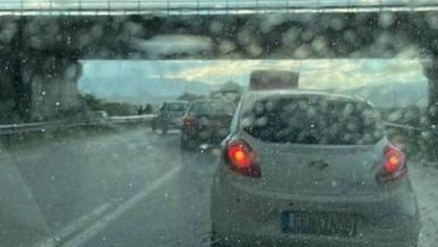 «Άνοιξαν» οι ουρανοί στη Θεσσαλονίκη-Έπεσε και χαλάζι