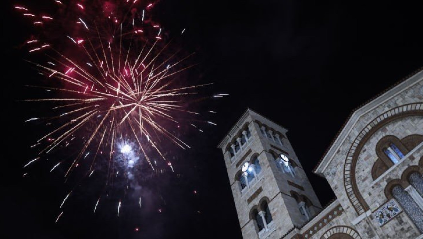 Ζωνιανά: Ο παπάς είπε το «Χριστός Ανέστη» και βγήκαν τα… πολυβόλα- Viral το video από την Ανάσταση