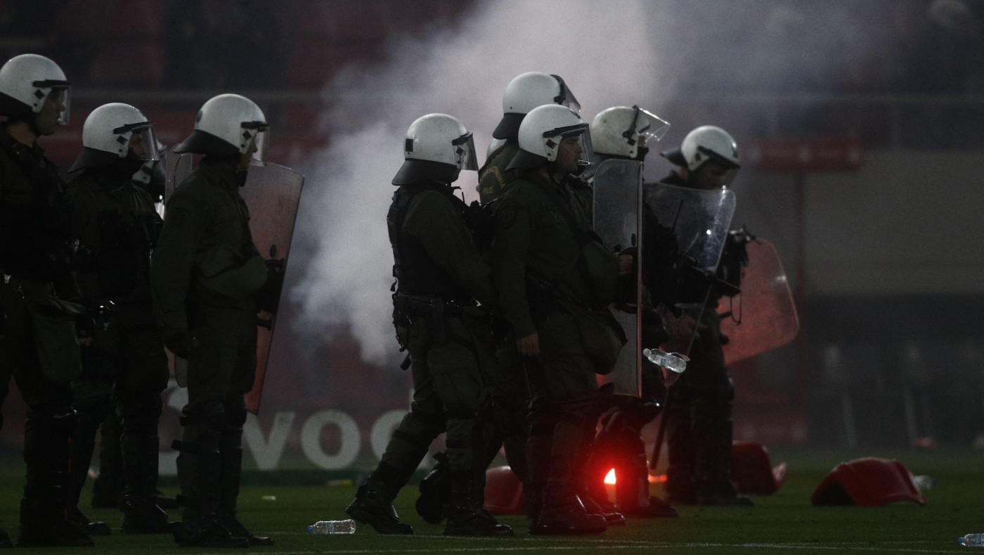 Ξεφτίλα σε όλη την Ευρώπη για τα επεισόδια στο Καραϊσκάκη: «Εισβολή οπαδών, φραστική επίθεση Μαρινάκη στον διαιτητή»