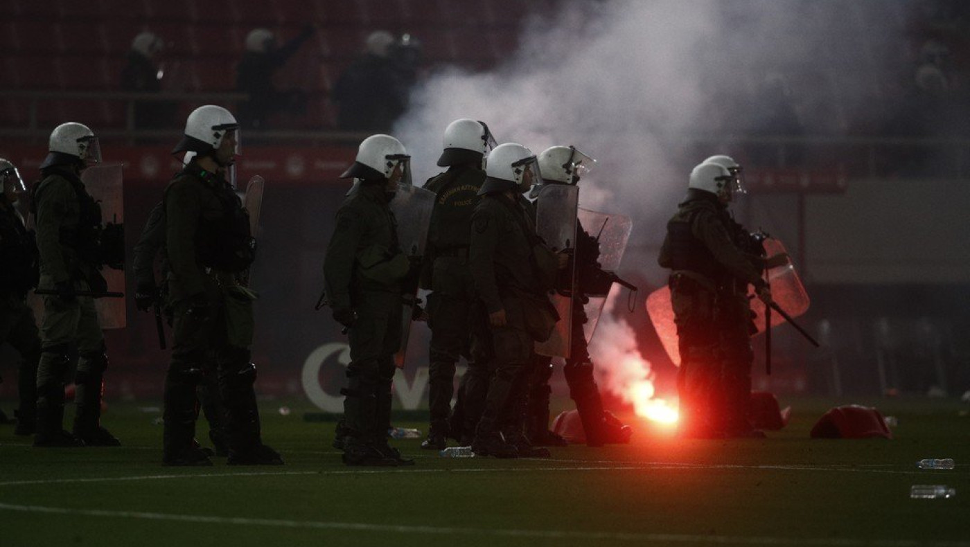 Ολυμπιακός: Με τι ποινές κινδυνεύει μετά την εισβολή φιλάθλων στον αγωνιστικό χώρο