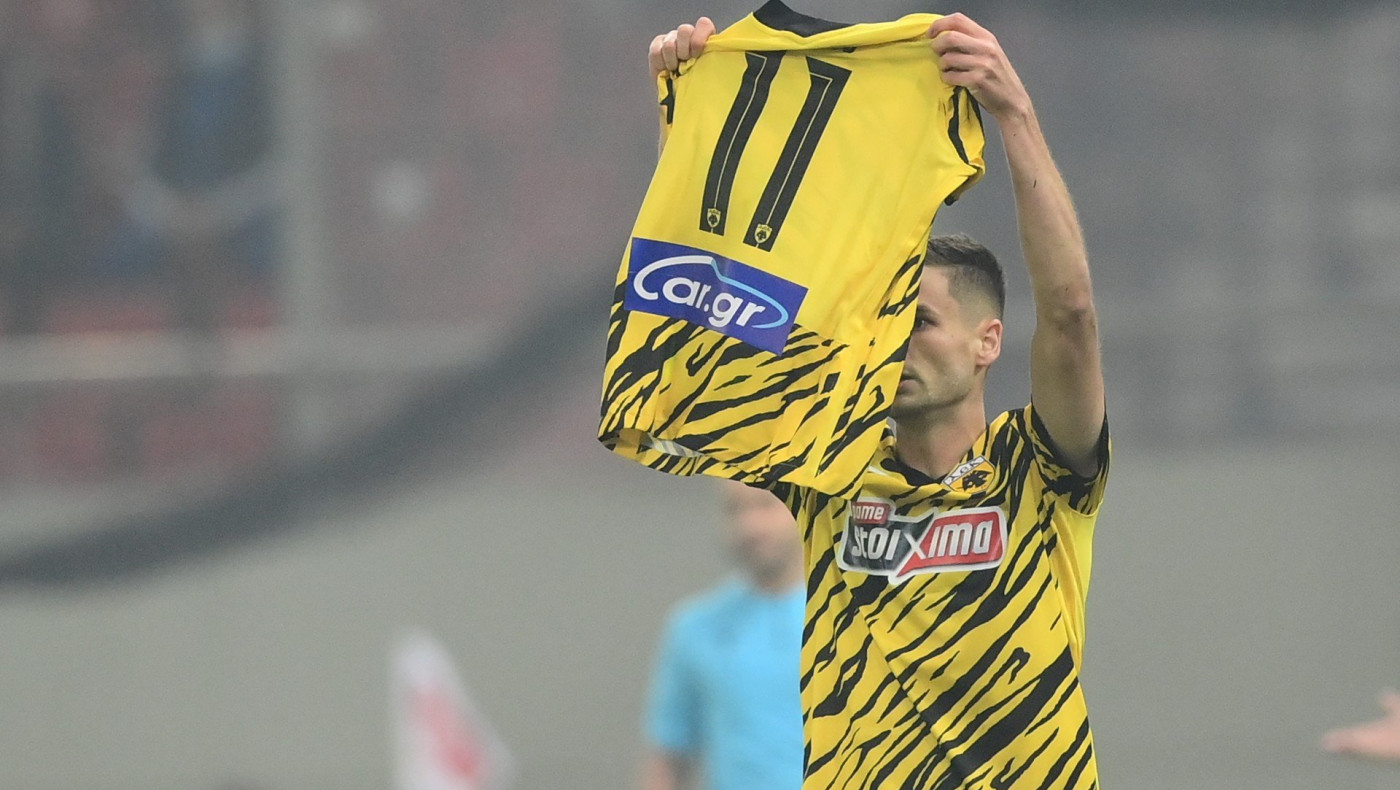 Ολυμπιακός-ΑΕΚ: O Γκατσίνοβιτς αφιέρωσε το 0-1 στον Αραούχο- Σήκωσε και φίλησε τη φανέλα του Αργεντίνου