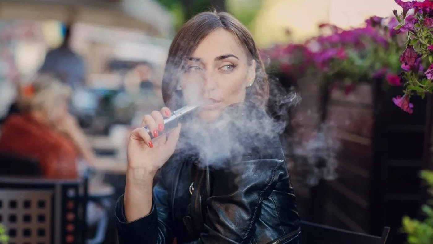 Άτμισμα: Η γεύση που το καθιστά πιο τοξικό και επικίνδυνο για τους πνεύμονες