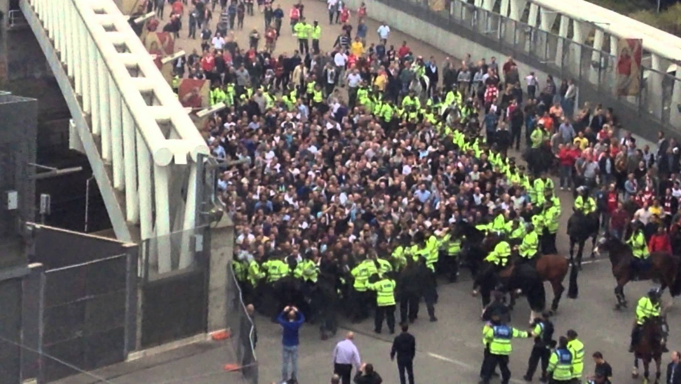 Το Λονδρέζικο ντέρμπι είχε και επεισόδια εκτός, αλλά και φθορές εντός γηπέδου!