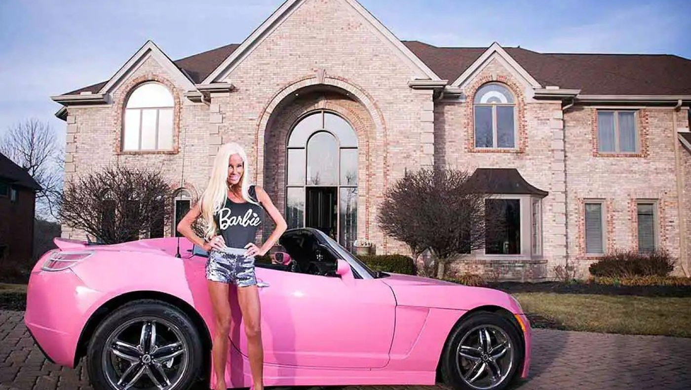 Κουνελάκι του Playboy έγινε οδηγός Uber: «Όλοι μου λένε πως δεν έχουν δει πιο καυτή οδηγό»