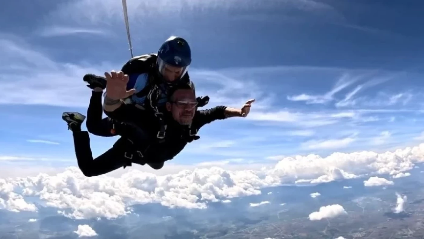 Ντέμης Νικολαΐδης: Άνετος και χαμογελαστός έκανε ελεύθερη πτώση από τα 14.000 πόδια