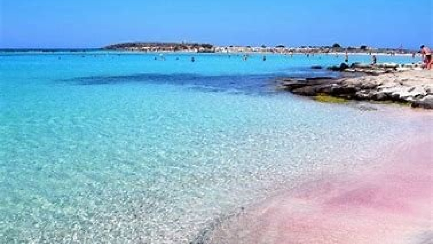 Η γαλλική Vogue εκθειάζει τις ελληνικές παραλίες