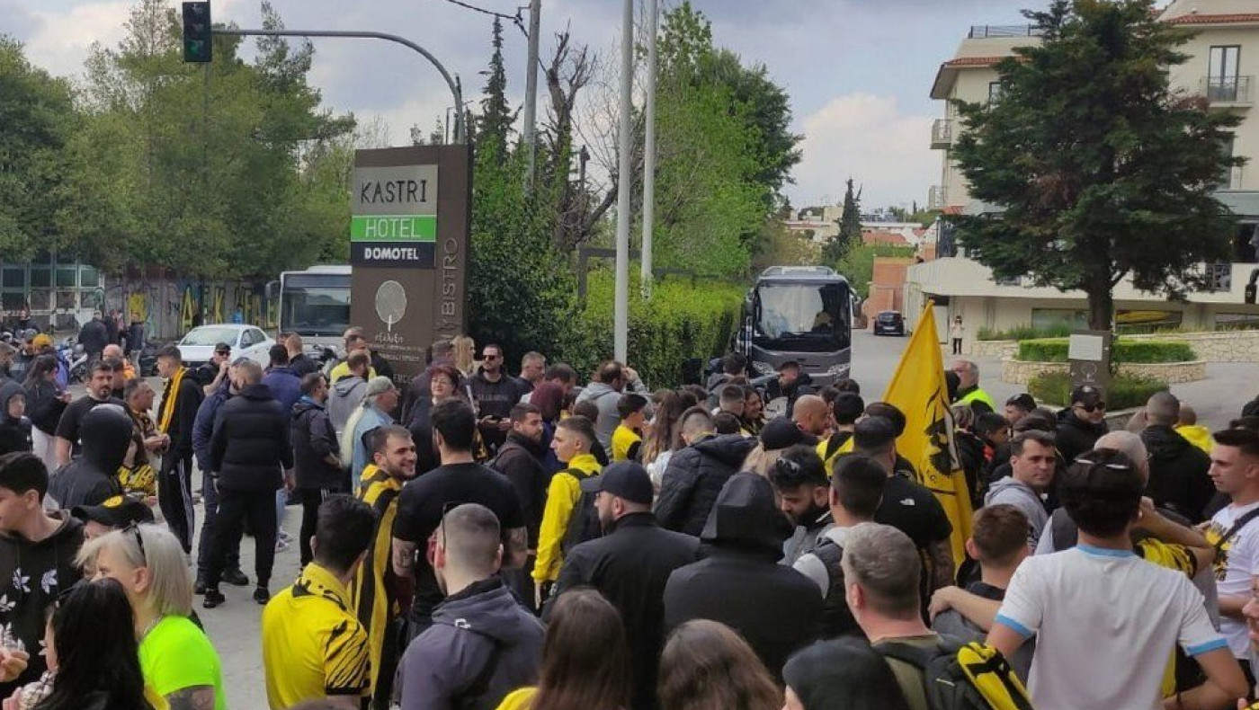 Παναθηναϊκός - ΑΕΚ: Εκατοντάδες οπαδοί της Ένωσης έξω από το ξενοδοχείο