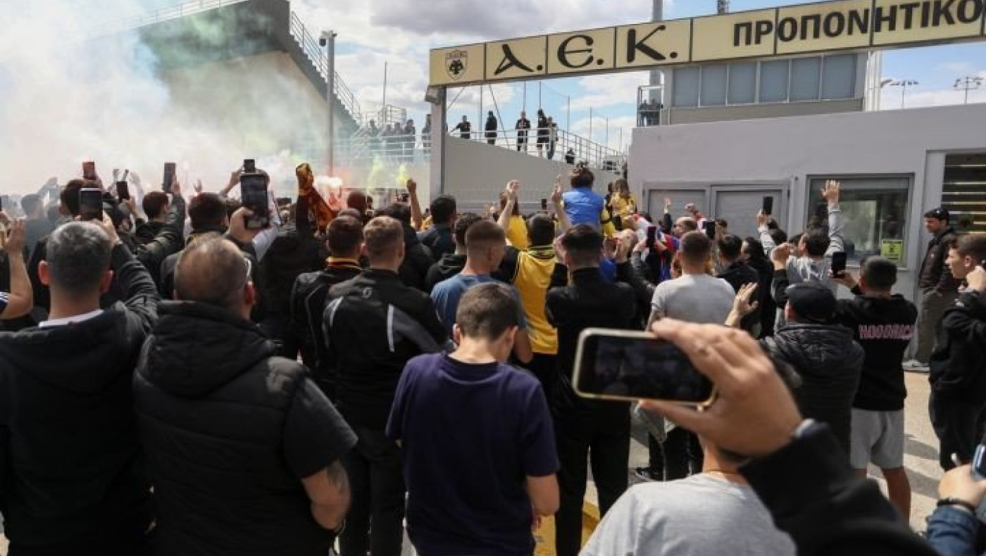 Έστησαν κερκίδα στα Σπάτα οι οπαδοί της ΑΕΚ παρά την αναβολή