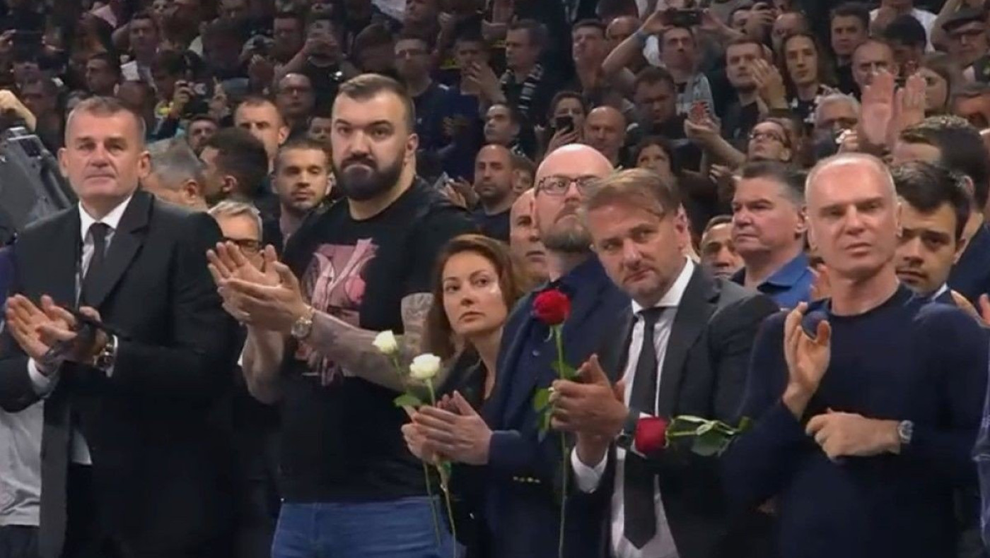 Παρτιζάν - Ρεάλ: Γέμισε λουλούδια το παρκέ, στη μνήμη των θυμάτων του μακελειού στο Βελιγράδι