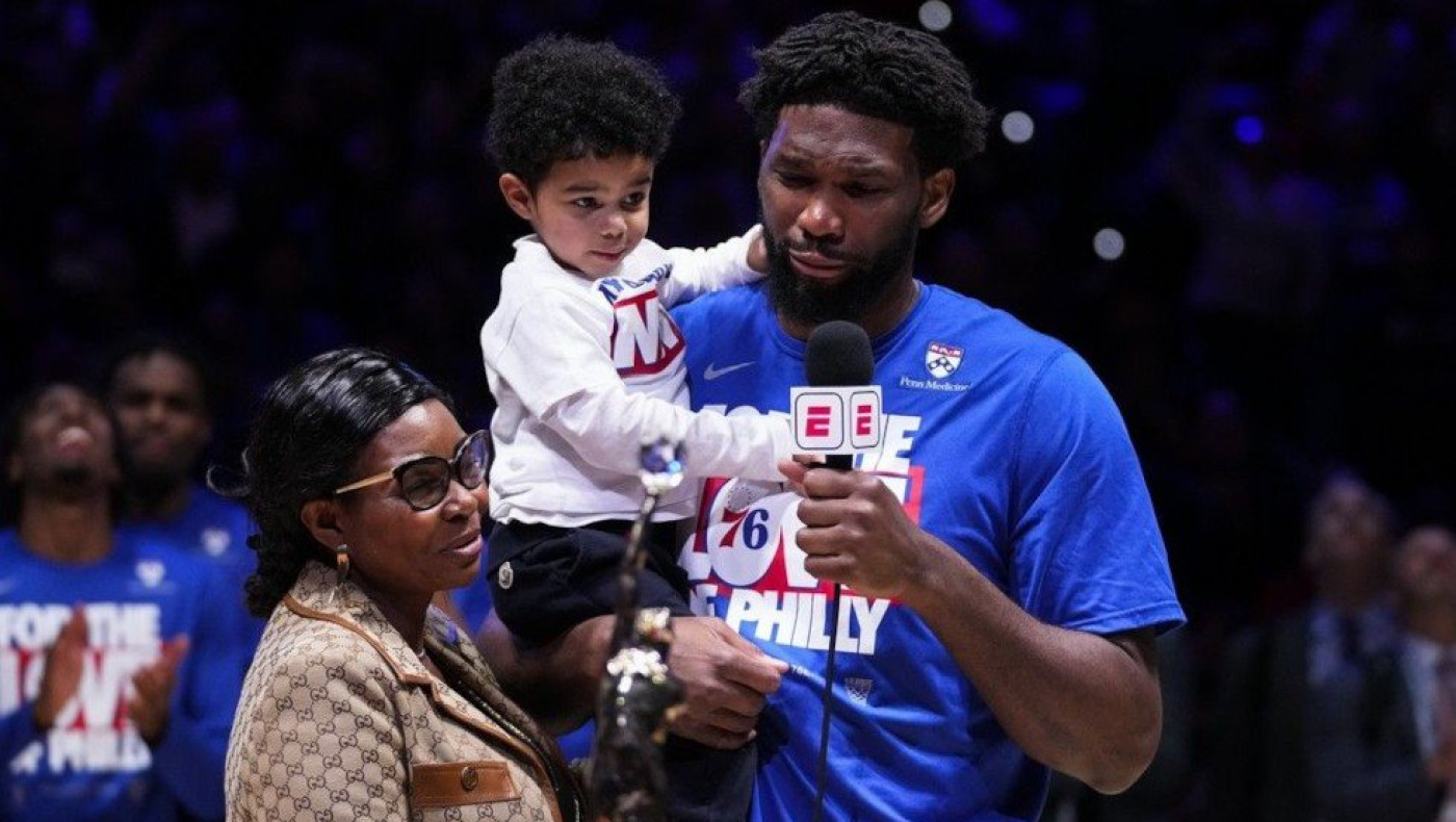 NBA: Δάκρυσε ο Εμπίντ όταν παρέλαβε το βραβείο του MVP