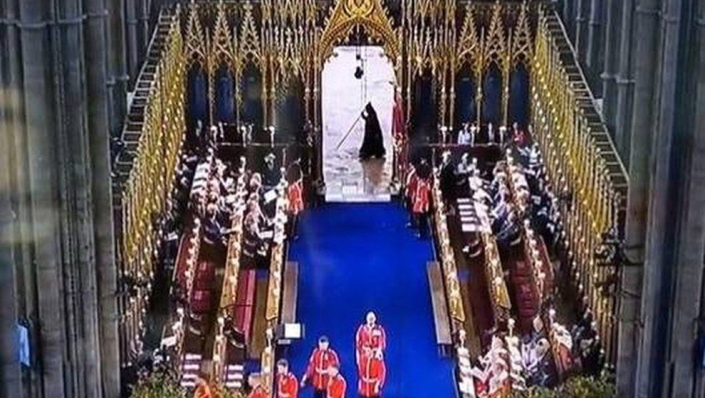 Viral βίντεο: Ο «Χάρος» εντοπίστηκε στη στέψη του βασιλιά Καρόλου