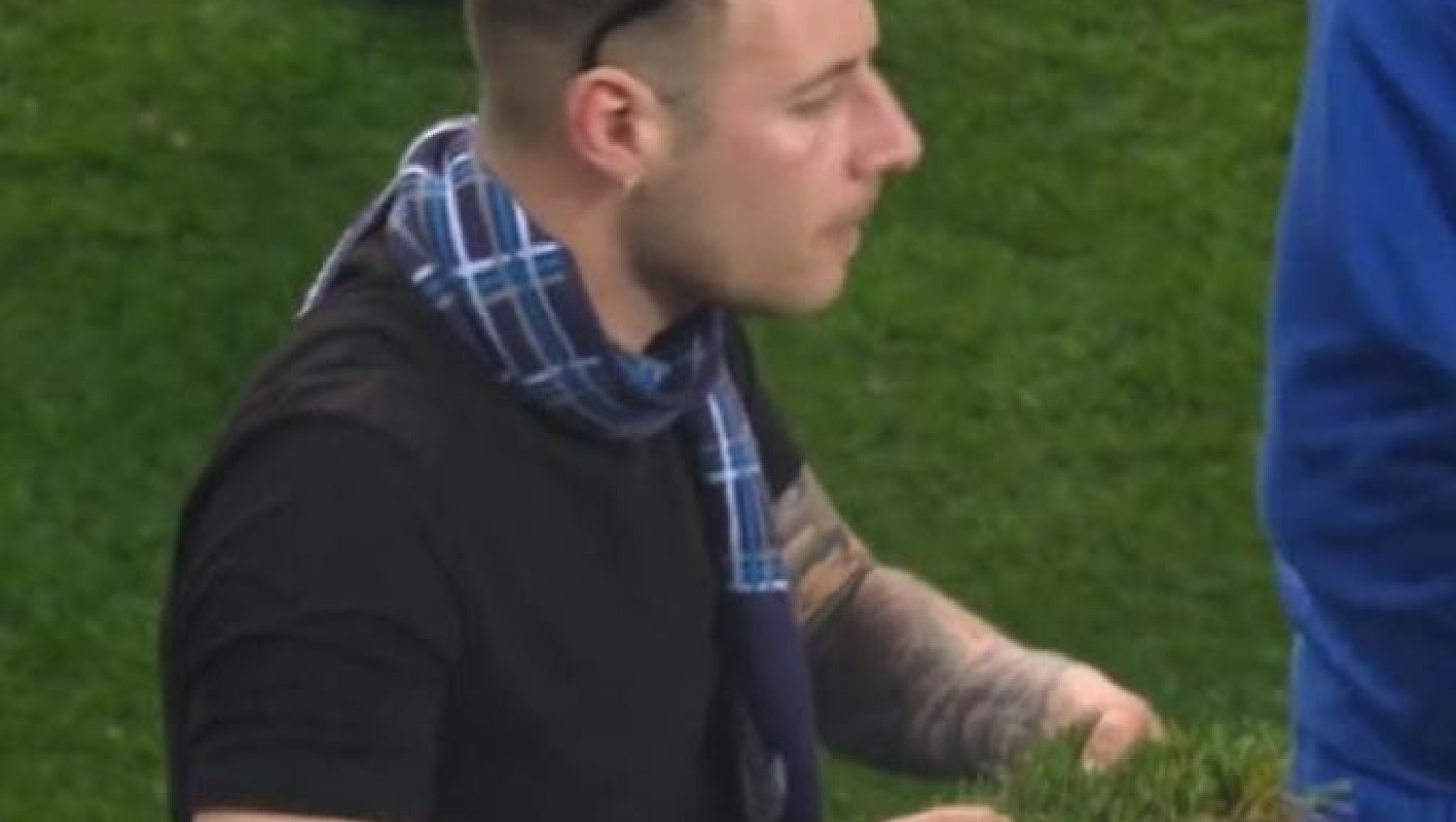 Οπαδοί της Νάπολι ξήλωσαν κομμάτια του γκαζόν και τα πήραν σε σακούλες