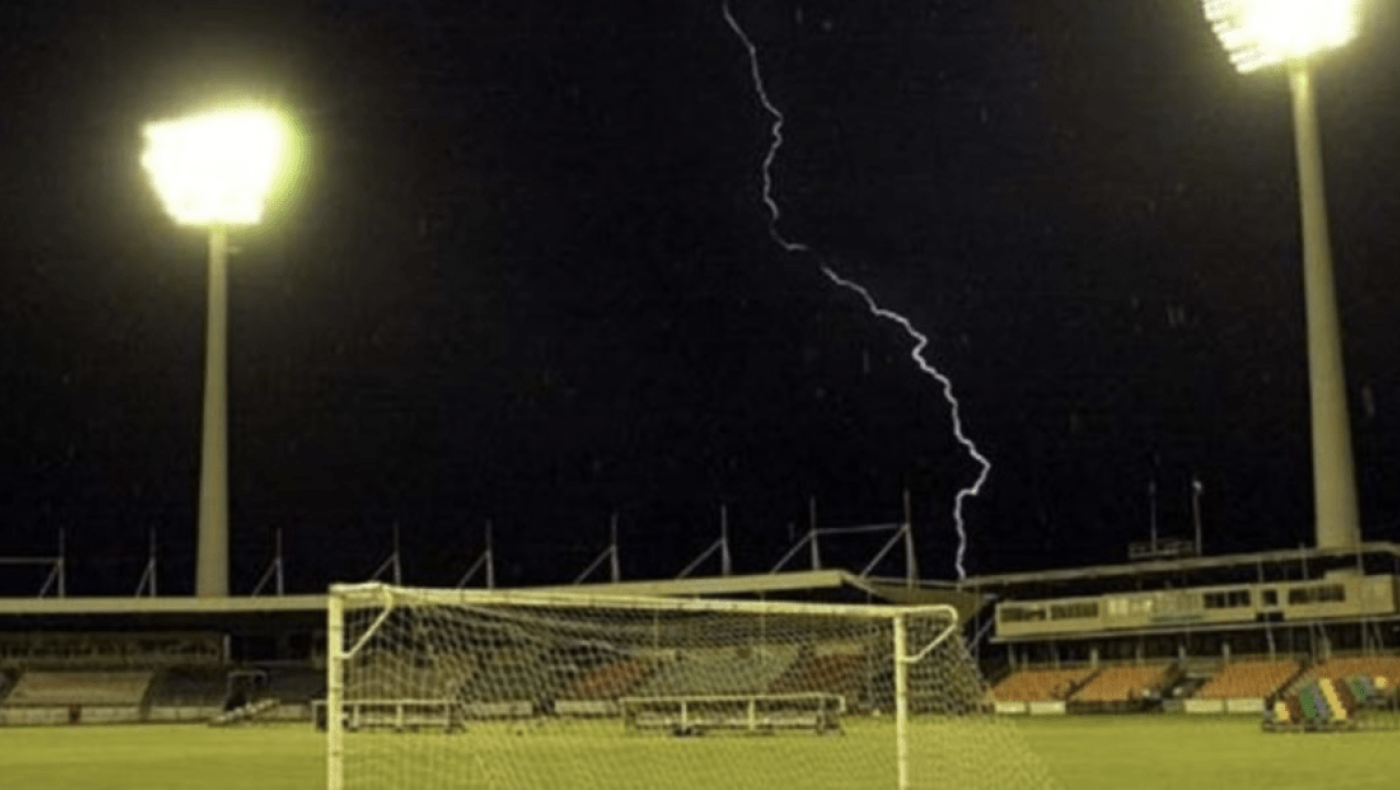 Ένοχος o προπονητής για τον σοβαρό τραυματισμό ποδοσφαιριστή από κεραυνό στη Λάρισα