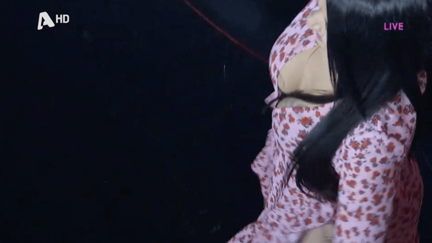 Τρέλανε τον σκηνοθέτη: Η χυμώδης μελαχρινή που «τα έσπασε» στον Μάκη Χριστοδουλόπουλο στον αέρα του J2US (vid)