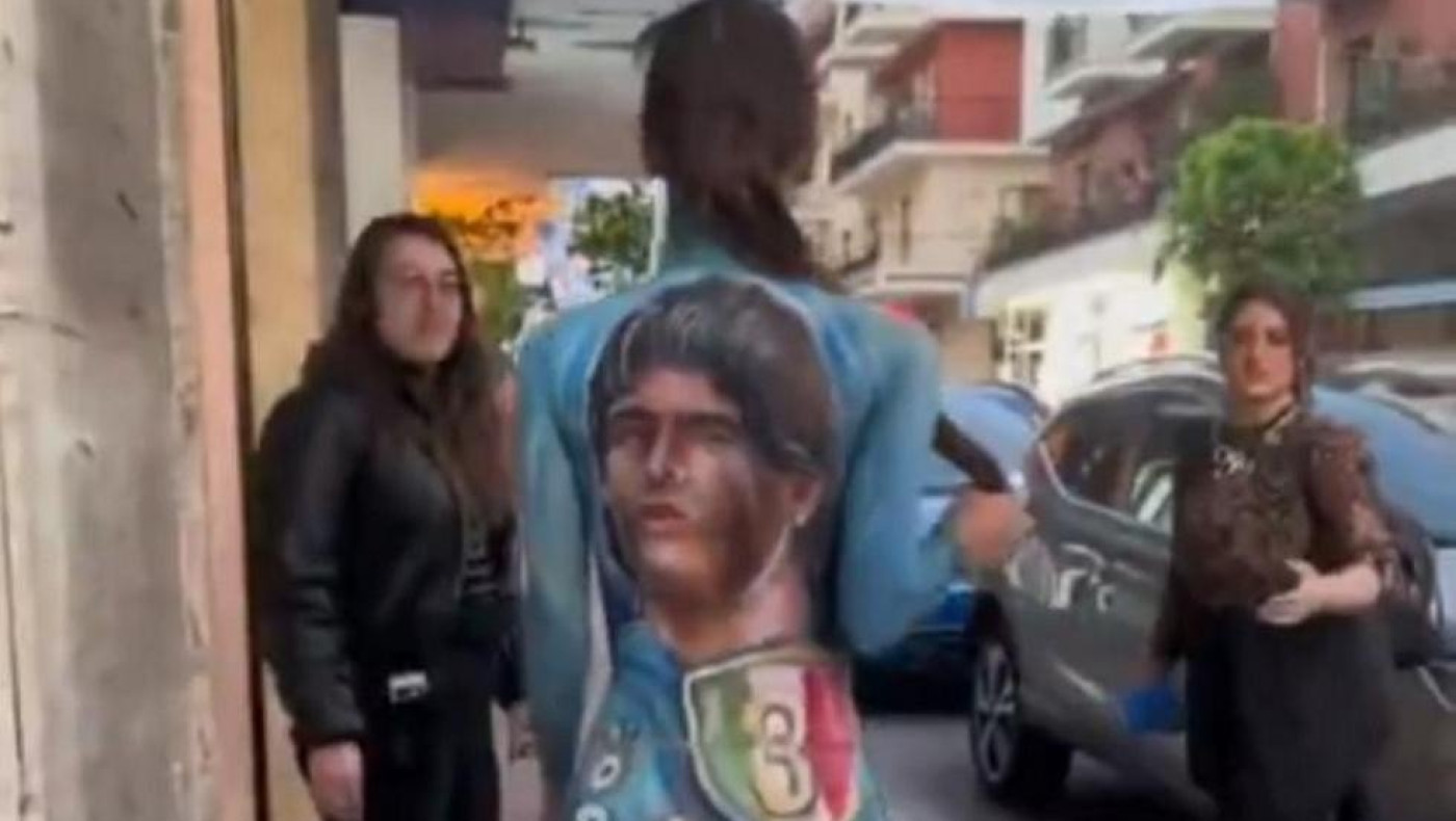 Οπαδός της Νάπολι έβαψε το γυμνό της σώμα στα χρώματα της ομάδας και βγήκε στον δρόμο!
