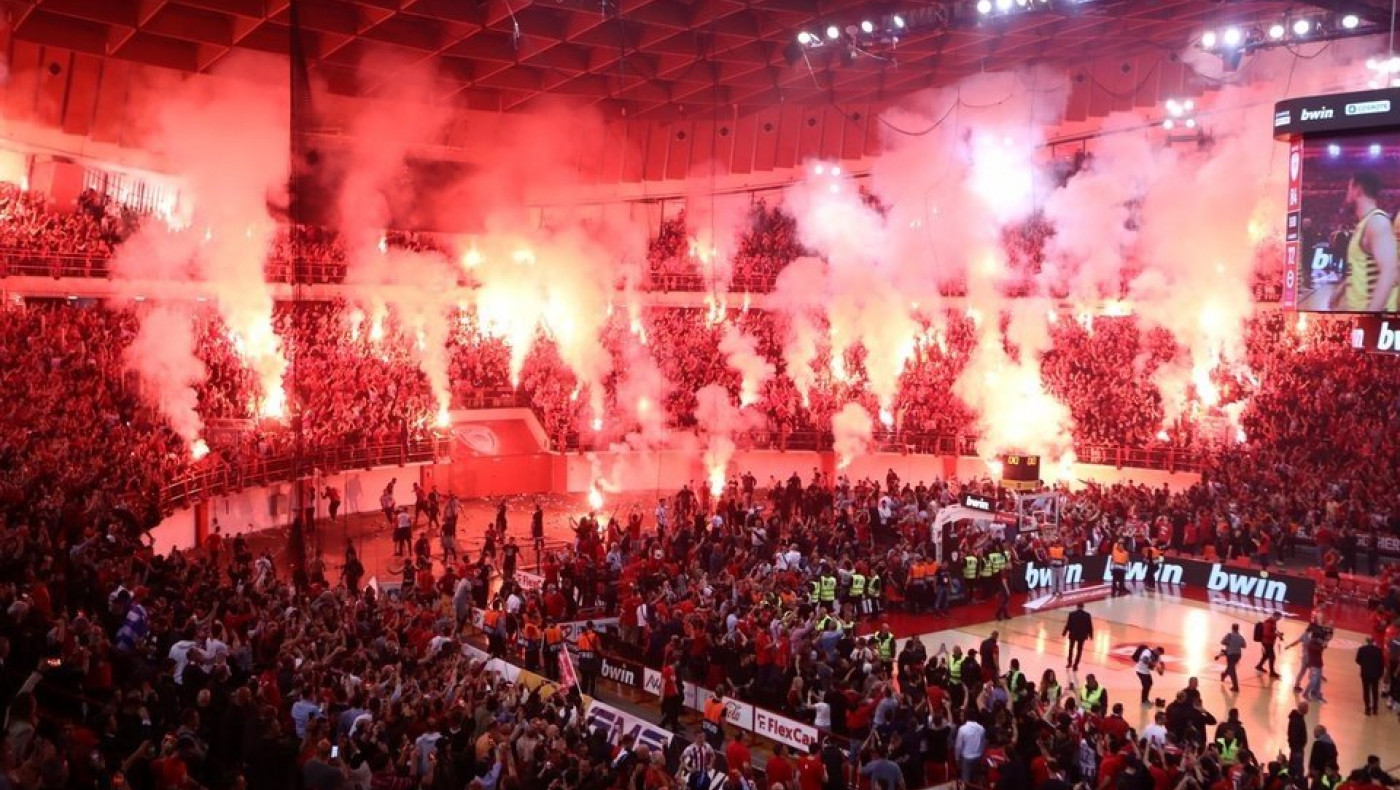 Ολυμπιακός: Βουλευτής φόρεσε μπλούζα με τον Μπαρτζώκα σαν... Καραϊσκάκη