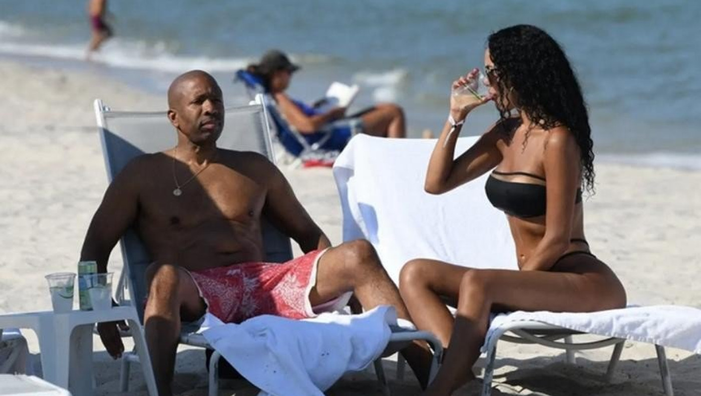 Μπάρκλεϊ και Σακίλ «γλέντησαν» τον Κένι Σμιθ για τη νέα καυτή του σύντροφο