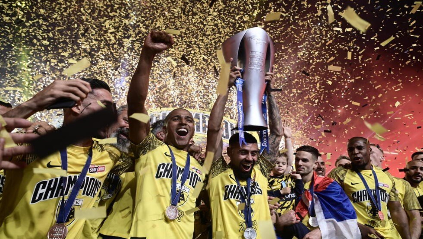 Ένδοξες στιγμές για την ΑΕΚ: Η στιγμή της απονομής του 13ου πρωταθλήματός της στον αέρα της OPAP Arena