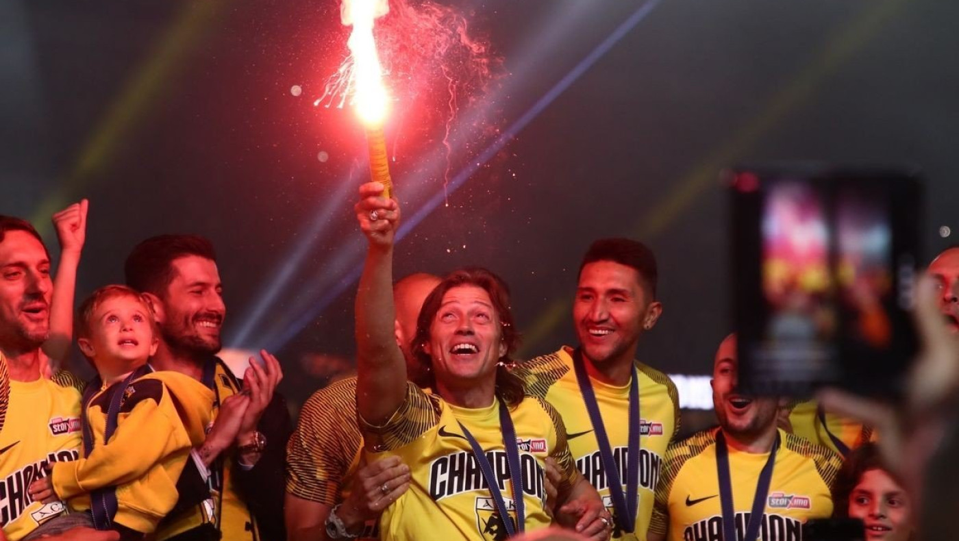 ΑΕΚ: Με καπνογόνο στην φιέστα ο Αλμέιδα