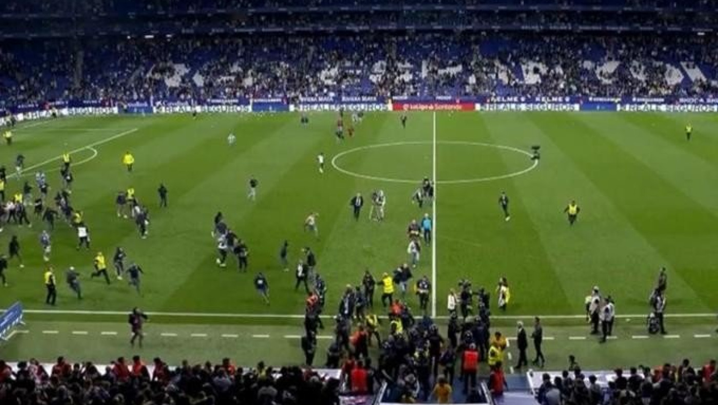 Απίστευτο: Οπαδοί της Εσπανιόλ έκαναν «ντου» κατά των παικτών της Μπάρτσα που πανηγύριζαν την κατάκτηση του τίτλου