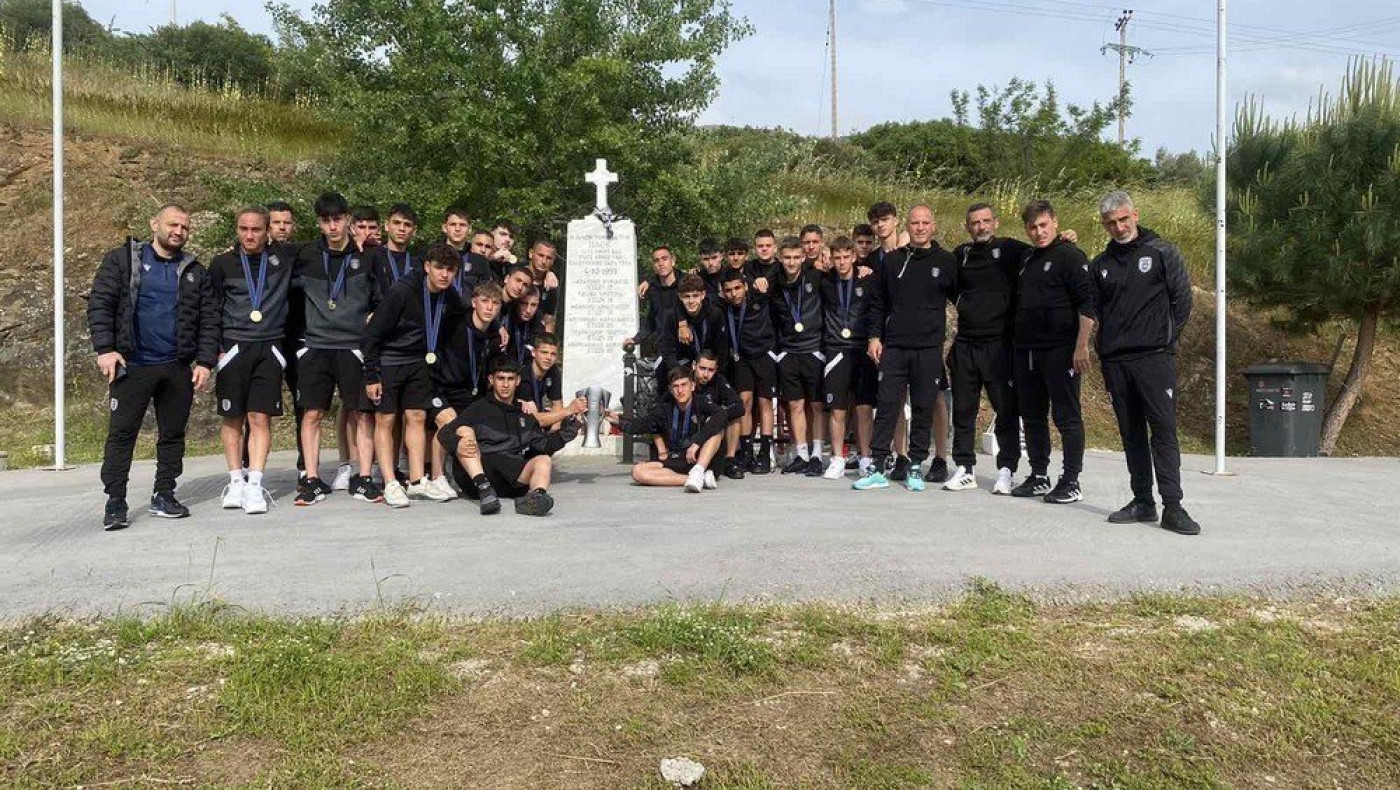 ΠΑΟΚ: Η ομάδα Κ15 έκανε στάση στα Τέμπη και αφιέρωσε το πρωτάθλημα στα αδικοχαμένα αετόπουλα