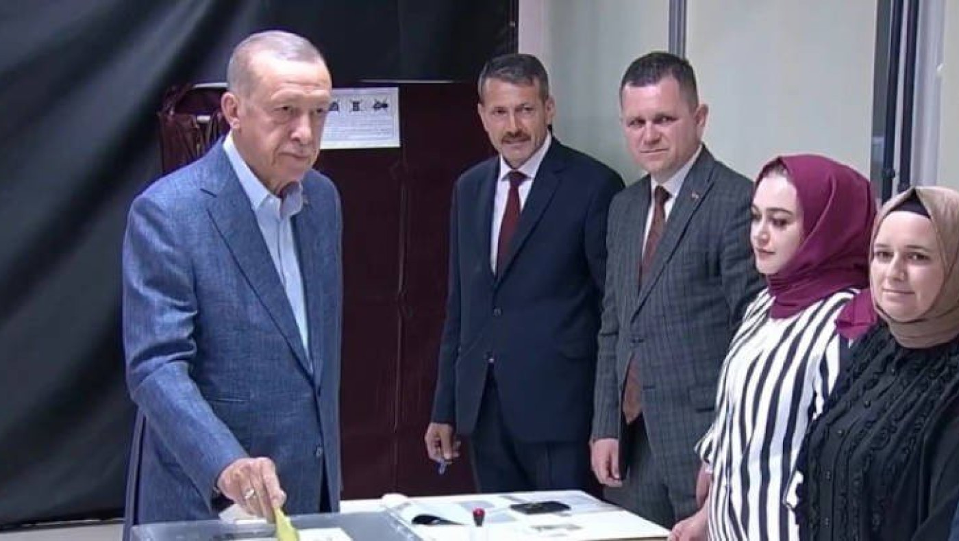 Εκλογές στην Τουρκία: Ψήφισε ο Ερντογάν μαζί με τη σύζυγό του