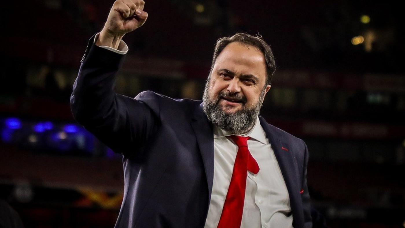 «Tifo Football»: «Ο πρόεδρος που κλωτσάει μπάλες, οι μίνι φούστες και οι 43 ποδοσφαιριστές»