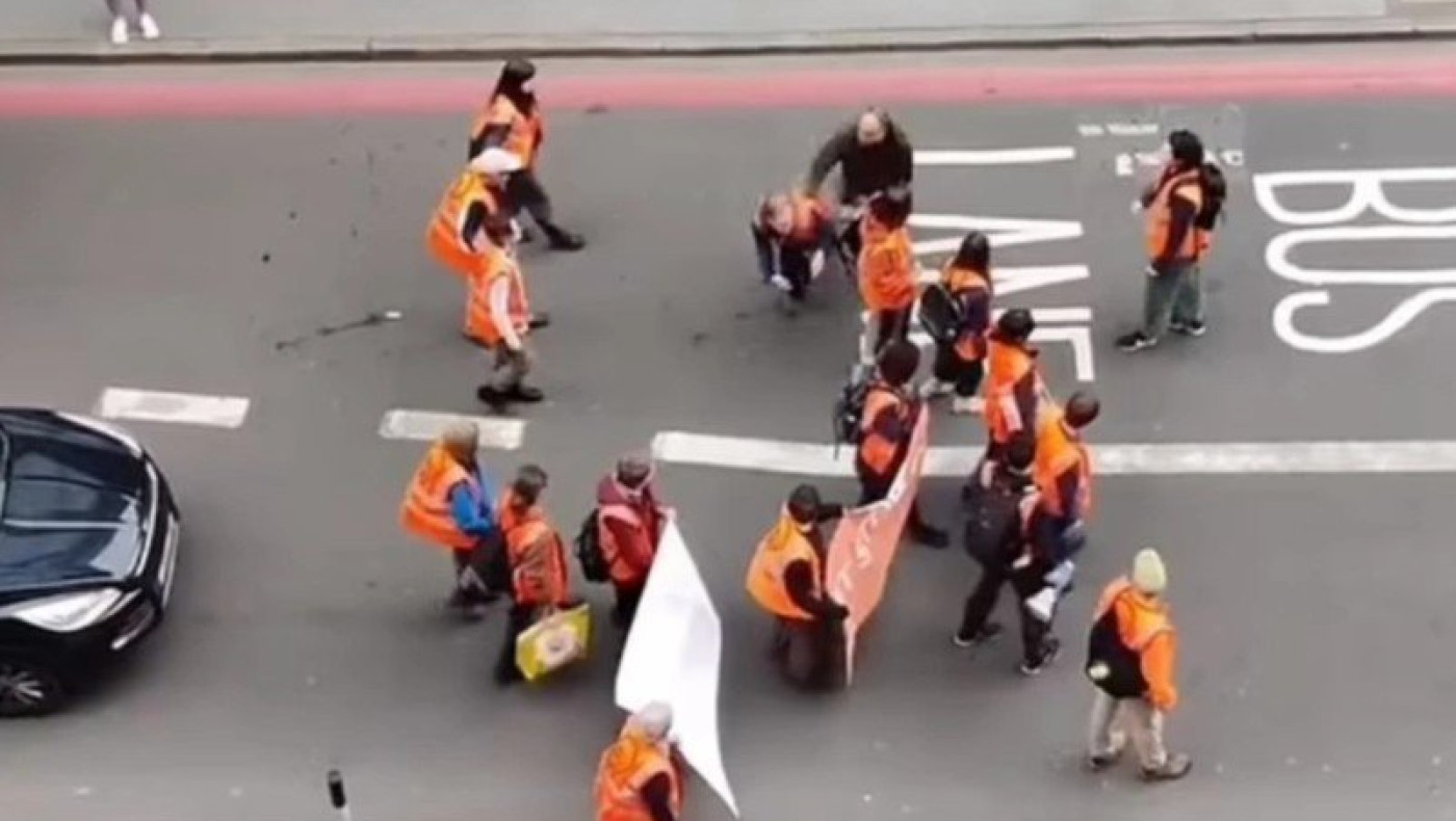 Βρετανία: Έξαλλος οδηγός μάλωσε με ακτιβιστές που είχαν κλείσει δρόμο