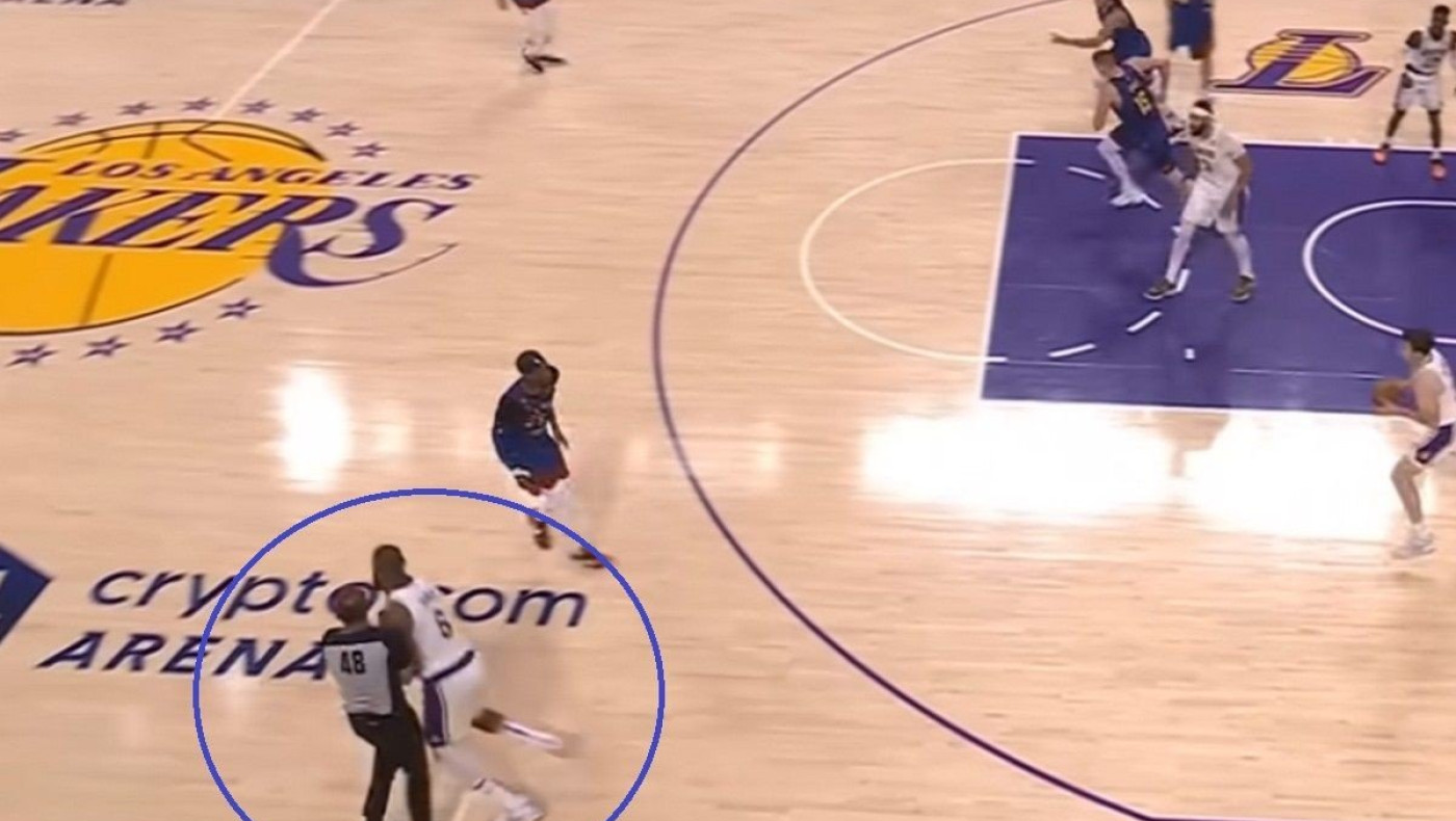 NBA: Επική «καραμπόλα» μεταξύ ΛεΜπρόν Τζέιμς και διαιτητή- Του μάτωσε το στόμα