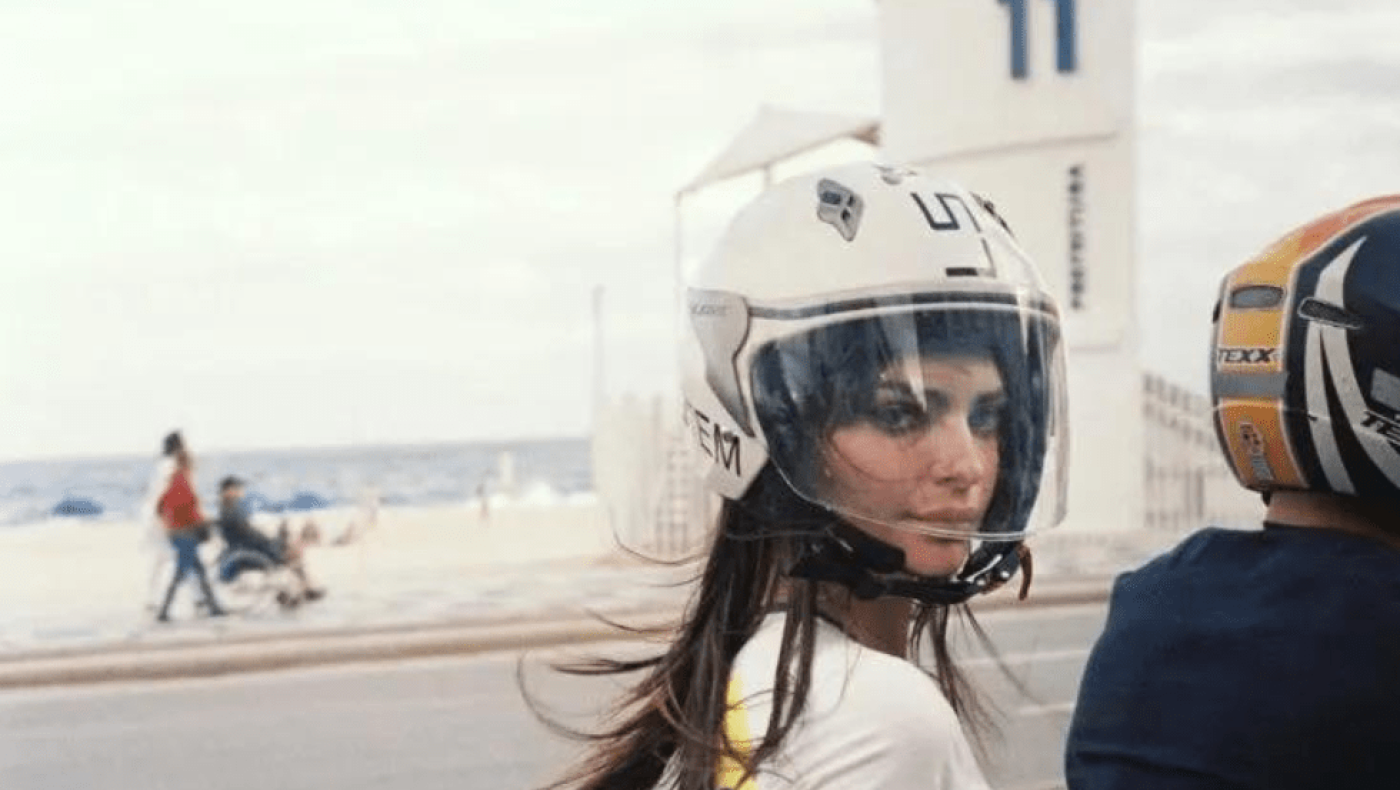 H Emily Ratajkowski πάνω σε μηχανή με λευκό σύνολο!