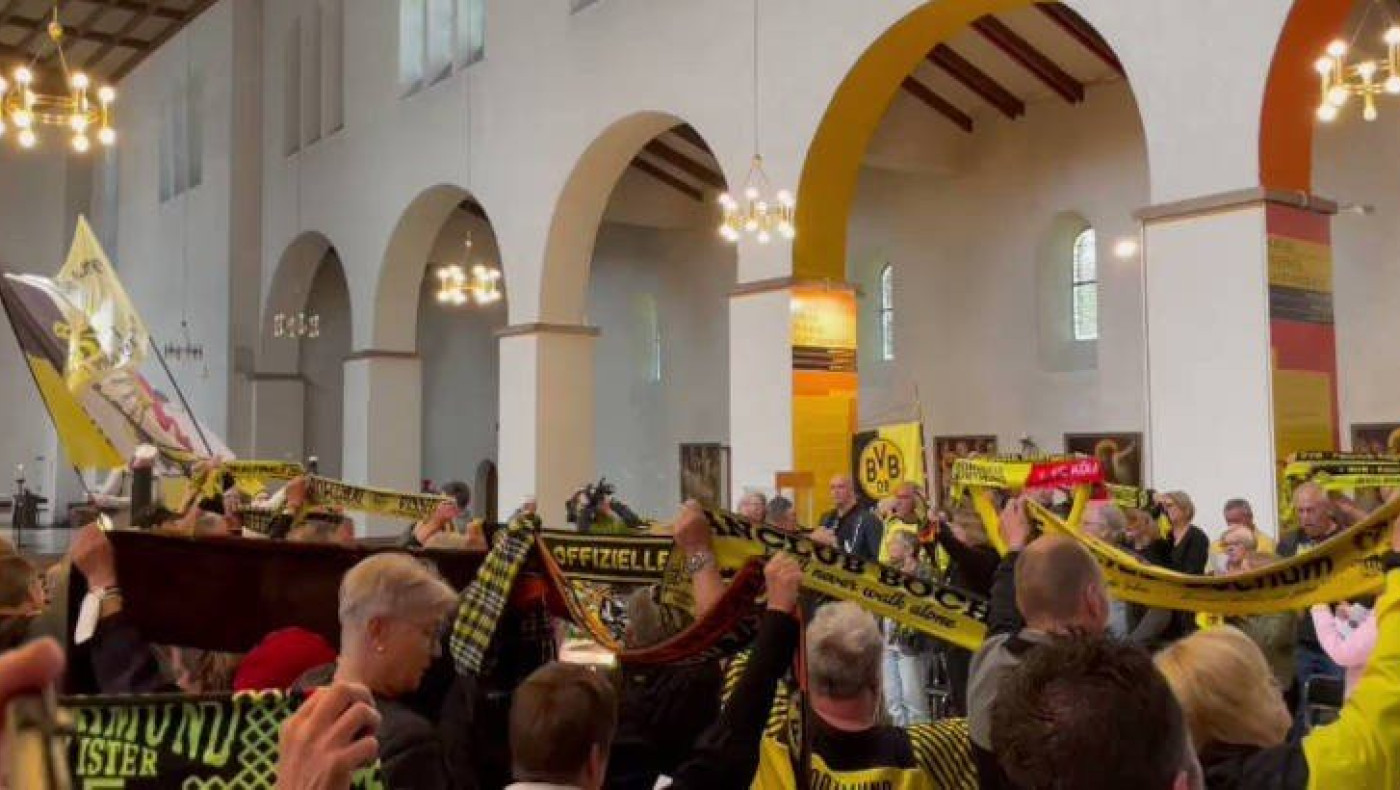 Ντόρτμουντ: Οπαδοί της τραγουδούν το «You’ll never walk alone» μέσα σε εκκλησία (vid)