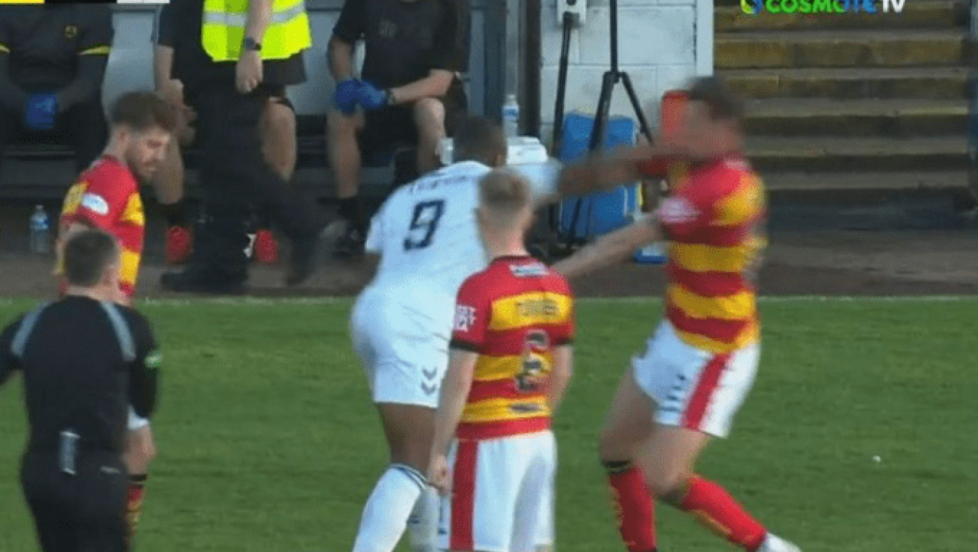 Ασύλληπτο: Παίκτης της Έιρ γρονθοκόπησε αντίπαλο μετά από παρατεταμένο μαρκάρισμα!