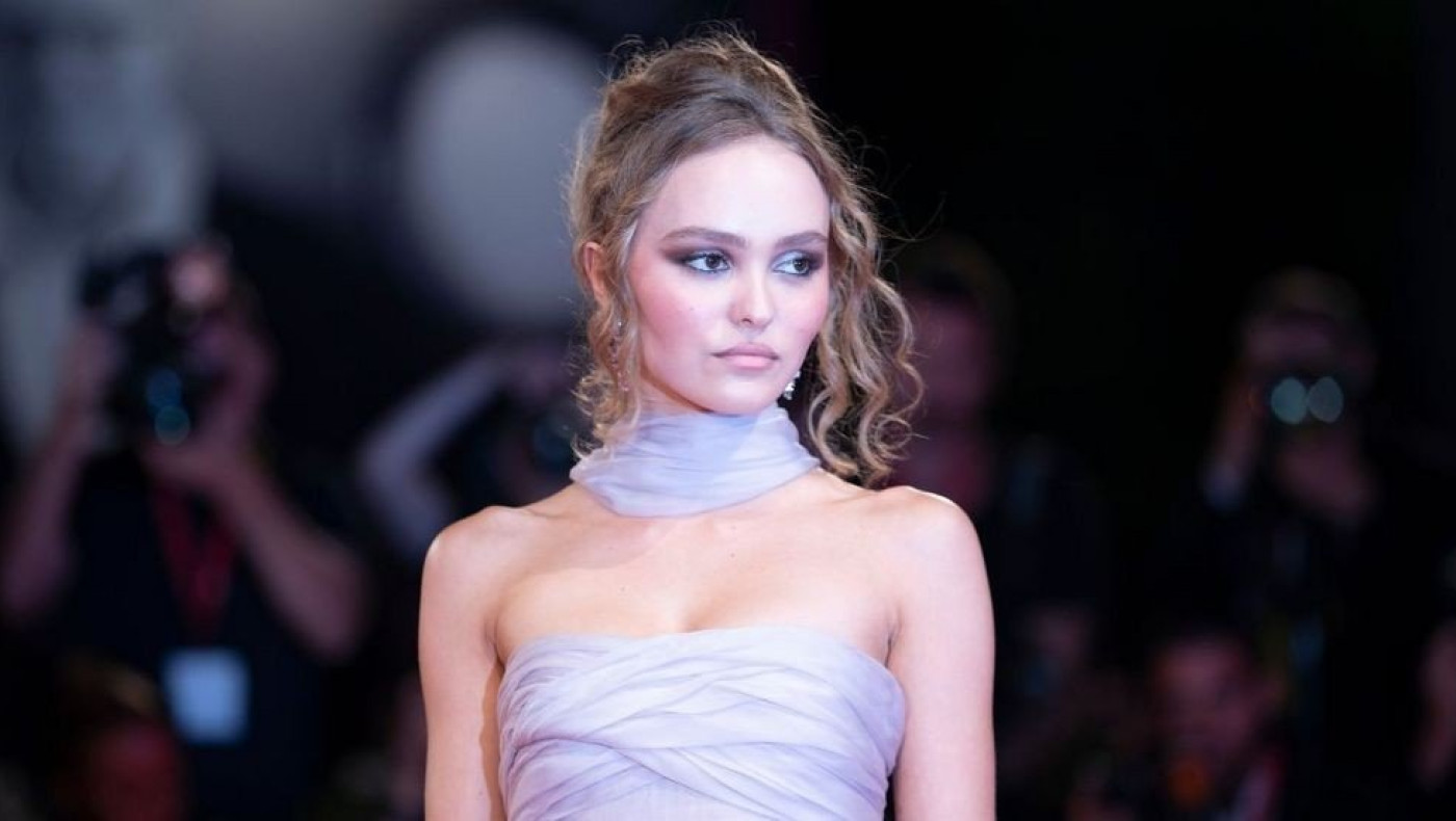 Η κόρη του Τζόνι Ντεπ ανταλλάσσει «καυτά» φιλιά με την σύντροφό της (vid)