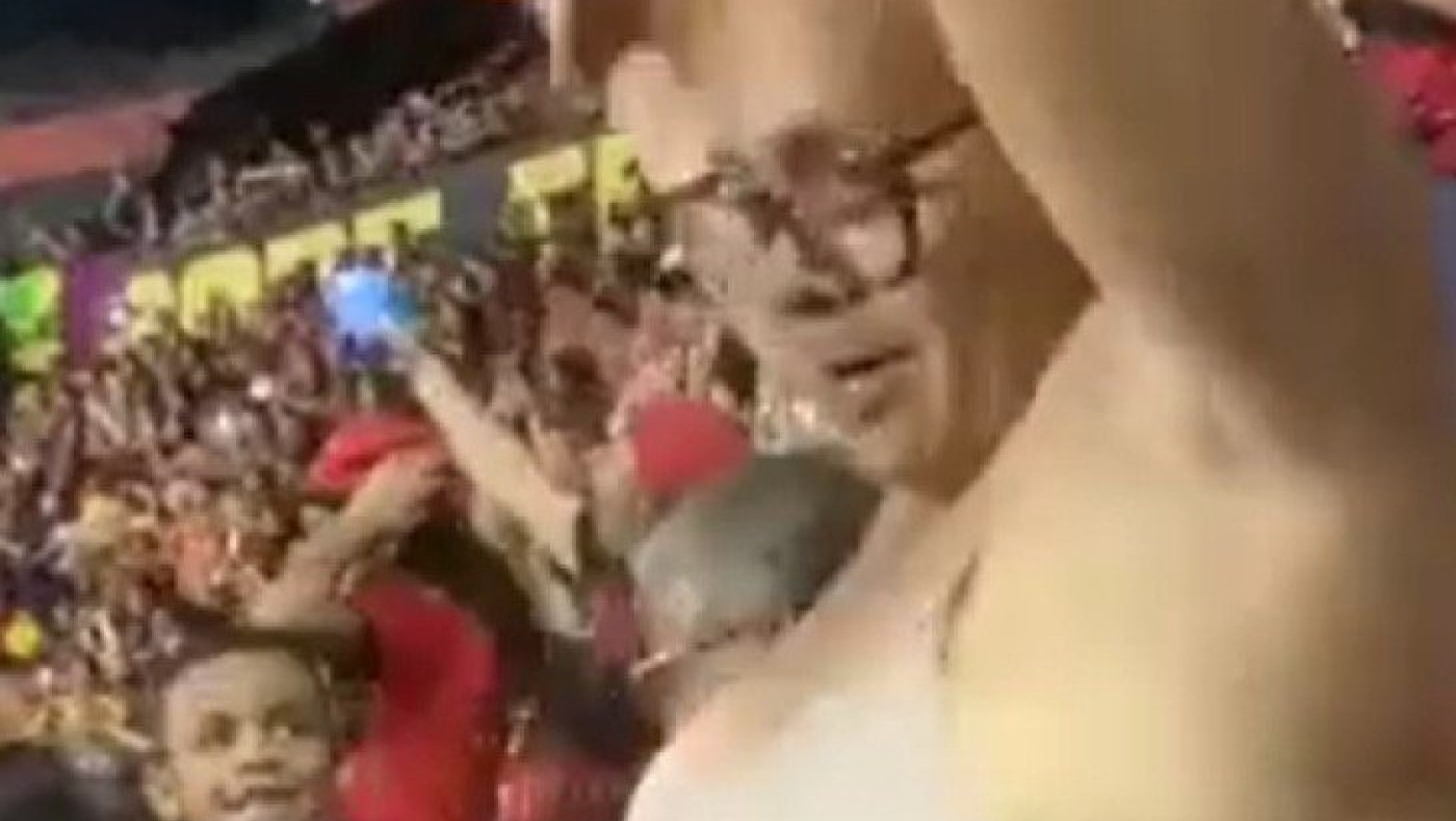 Βραζιλία: Ηλικιωμένη έκανε... στριπτίζ στο γήπεδο για να πανηγυρίσει νίκη της ομάδας της