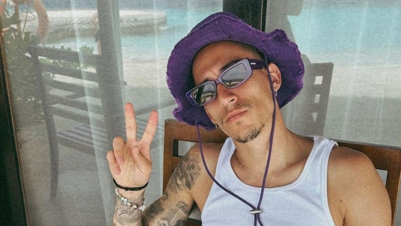 Ο Τσιμίκας καλωσόρισε τον Ιούνιο με φλοράλ μαγιό και άκρως καλοκαιρινό στιλ