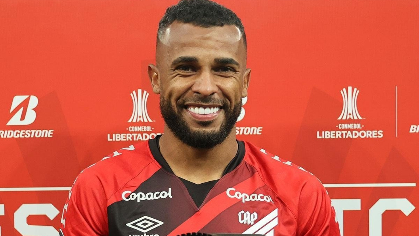 «Ενδιαφέρον της ΑΕΚ για τον Άλεξ Σαντάνα της Ατλέτικο Παραναένσε»