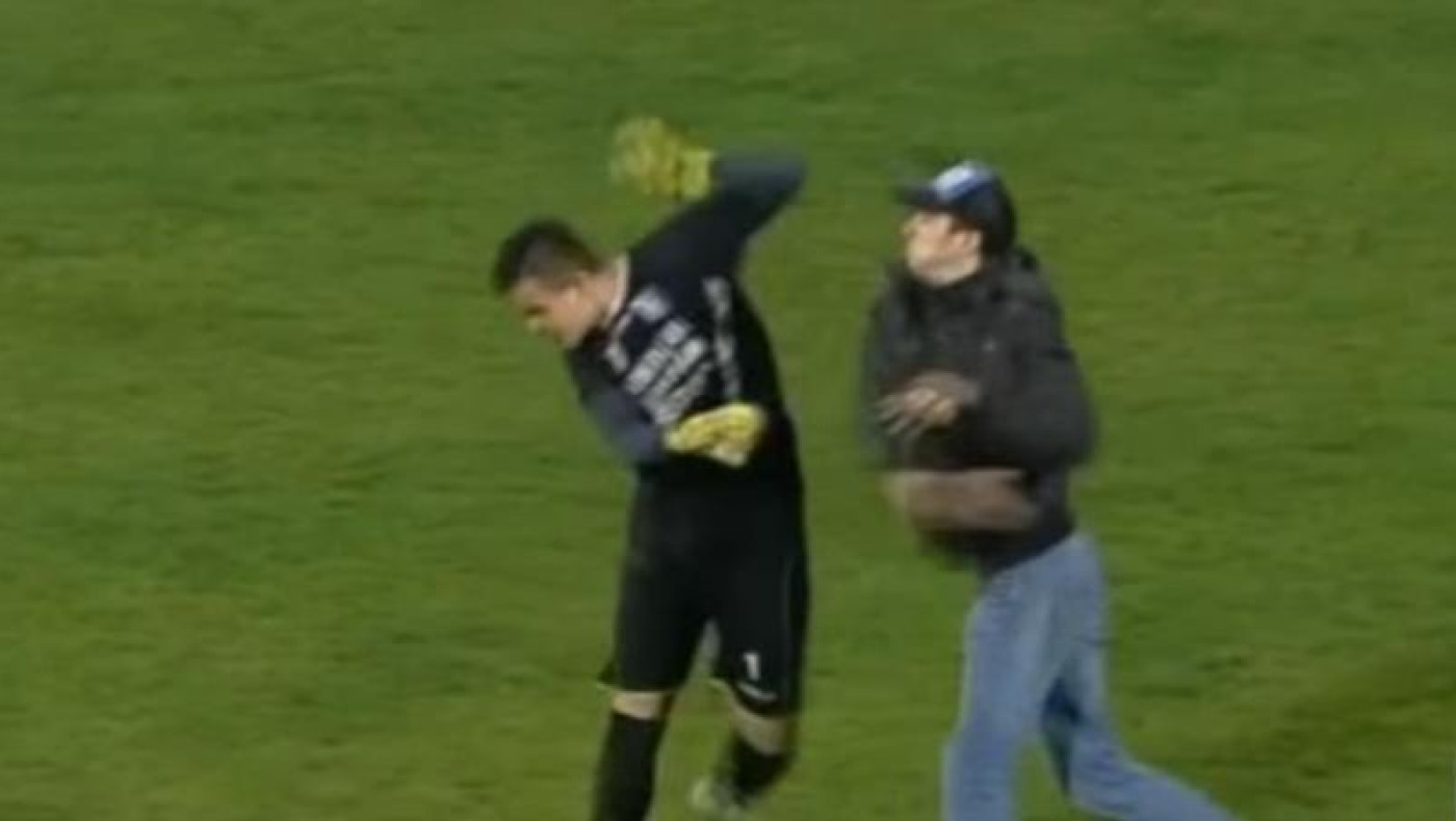 Αποβλήθηκε εξαιτίας οπαδού!! (video)