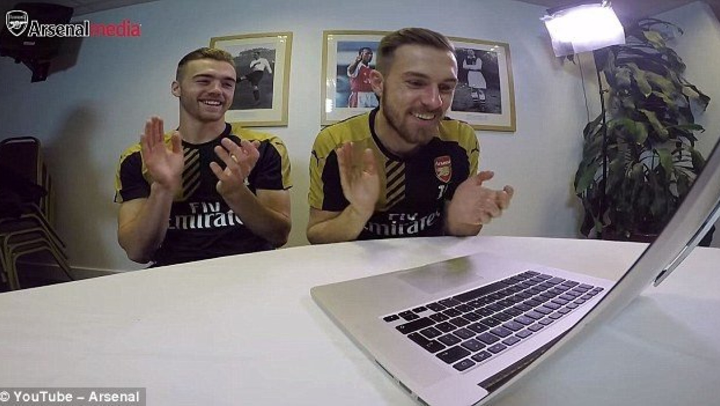 Οι παίκτες της Άρσεναλ παίζουν Football Manager 2016! (Video)